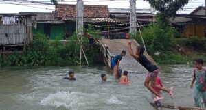 Jembatan Penghubung Antar Kampung di Pasar Kemis Tangerang Roboh 3 WhatsApp Image 2024 01 26 at 22.02.22 e1706282079514