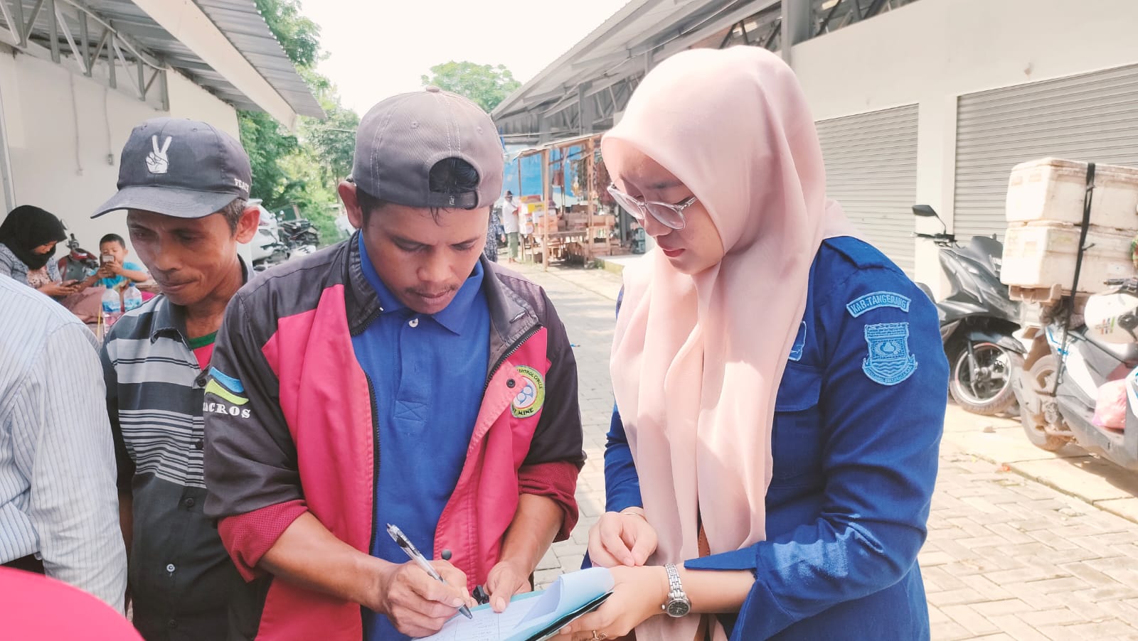 PT LKM AKR Gelar Sosialisasi Kredit dan Tabungan ke Pedagang di Pasar Kemiri 3 WhatsApp Image 2024 02 02 at 11.02.41