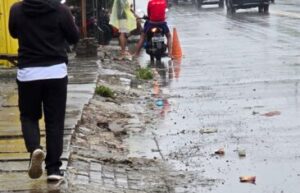 Warga Keluhkan Bekas Galian Kabel PLN di Jalan Raya Serang-Tangerang 2 WhatsApp Image 2024 12 09 at 23.56.41 e1733769836657