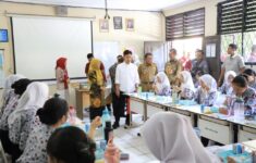 47607meriah ratusan siswa sambut kedatangan wakil presiden gibran di smkn 3 kota tangerang 476071