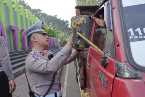 Satlantas Polresta Tangerang Bagi-bagi Helm Gratis saat Operasi Keselamatan Berlalu Lintas 4 WhatsApp Image 2025 02 13 at 04.02.07
