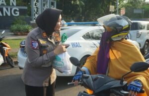 Satlantas Polresta Tangerang Bagi-bagi Takjil, Sembako Hingga Helm Gratis 2 WhatsApp Image 2025 03 05 at 06.41.06 1