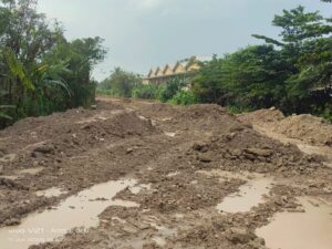 Jalan Raya Penuh Ceceran Tanah, Aktivis Minta Kegiatan Urugan Tanah di Sumur Bandung Dihentikan Sementara 2 WhatsApp Image 2025 06 11 at 06.57.53
