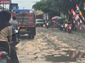 Perbaikan Jalan Cisoka-Tigaraksa Rawan Kecelakaan, Aktivis: Pelaksana Terkesan Tidak Profesional 2 WhatsApp Image 2025 09 08 at 22.47.56 1 e1757347663603