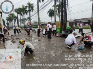 Bantu Warga Terdampak Puting Beliung, Personel Polsek Cisoka Bahu-Membahu Bersihkan Puing di Taman Adiyasa 2 Screenshot 2026 01 23 12 03 54 43 7352322957d4404136654ef4adb64504