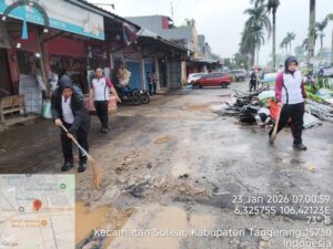 Bantu Warga Terdampak Puting Beliung, Personel Polsek Cisoka Bahu-Membahu Bersihkan Puing di Taman Adiyasa 4 Screenshot 2026 01 23 12 04 08 83 7352322957d4404136654ef4adb64504