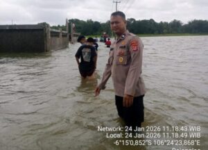Polsek Cisoka Siaga: Pantau Luapan Kali Cidurian dan Bantu Evakuasi Warga Menggunakan Gerobak 2 WhatsApp Image 2026 01 25 at 13.47.49 e1769324080944
