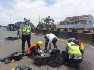 Lebih dari Sekadar Tugas: Kala Personel Satlantas Polresta Tangerang Turun Tangan Tambal Jalan Demi Nyawa Pengendara 2 IMG 20260205 WA0324