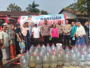 Polresta Tangerang Salurkan 5.000 Liter Air Bersih untuk Warga Terdampak Kemarau di Solear 2 IMG 20260807 WA0034